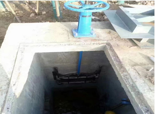 手动铸铁镶铜圆闸门安装现场